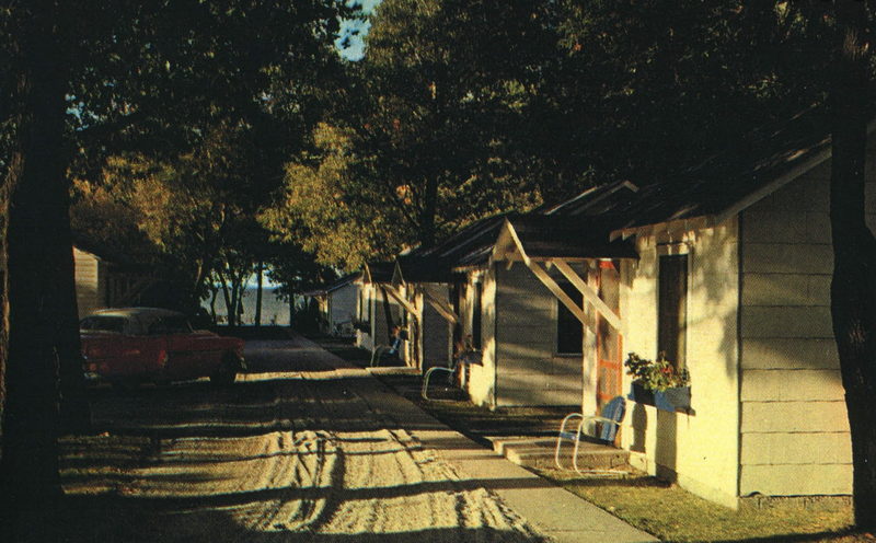 Island View Cottages (Bay Bank Motel) - Vintage Postcard (newer photo)